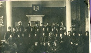 Революционные матросы и солдаты под портретом ТРОЦКОГО. 1920