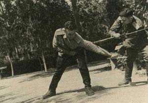 МС ГАЛКОВСКИЙ инструктирует комсостав по рукопашному бою.