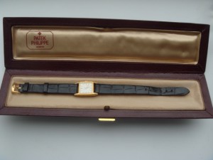 Женские PATEK FHILIPPE с родным ремешком в родной коробке.