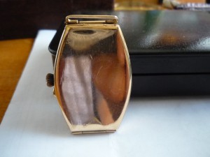 Золотые наручные бочка Hy.Moser