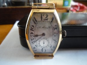 Золотые наручные бочка Hy.Moser