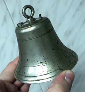 Дореволюционный колокол с механизмом внутри.