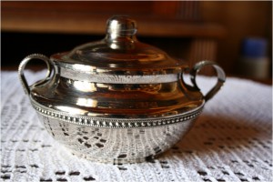 Сахарница с крышкой