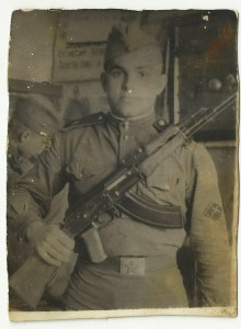 Рядовой с Нашивкой и Автоматом.