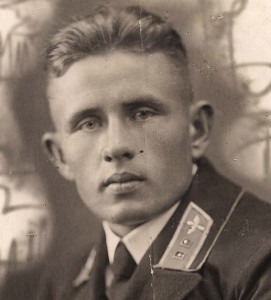 Летчик РККА во френче и со знаками