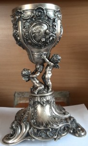 Кубок огромный. Германия? Серебро?