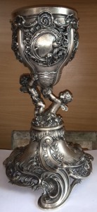 Кубок огромный. Германия? Серебро?