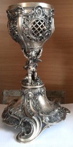 Кубок огромный. Германия? Серебро?