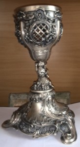 Кубок огромный. Германия? Серебро?