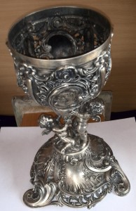 Кубок огромный. Германия? Серебро?