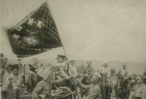 Вручение М.И.Калининым командарму Будённому знамени ВЦИК.