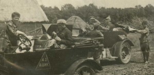 Калинин,Ворошилов,Будённый в авто. Польский фронт. 1920 г.
