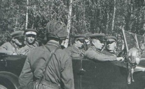 К.Е.Ворошилов в авто перед отъездом на манёвры.БВО.1937 г.