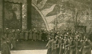 Троцкий,Муралов и др. на параде кр.курсантов.Москва,1918 г.