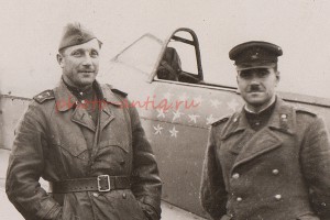 ГЕРОЙ летчик у своего боевого САМОЛЕТА