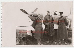 ГЕРОЙ летчик у своего боевого САМОЛЕТА