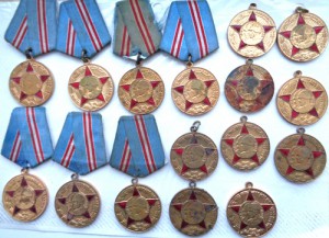 Лоты юбилейных медалей.