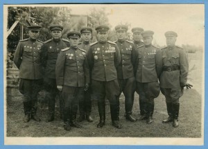 Ком-щий 8-й гв.ар. генерал В.И.ЧУЙКОВ с генералам и оф-ми.