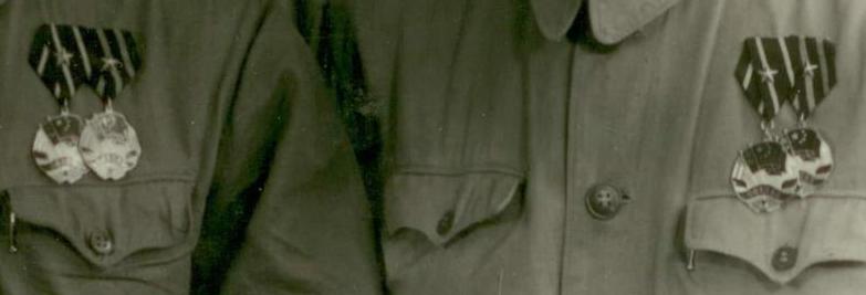 Парни с медалями Китайско-советская дружба