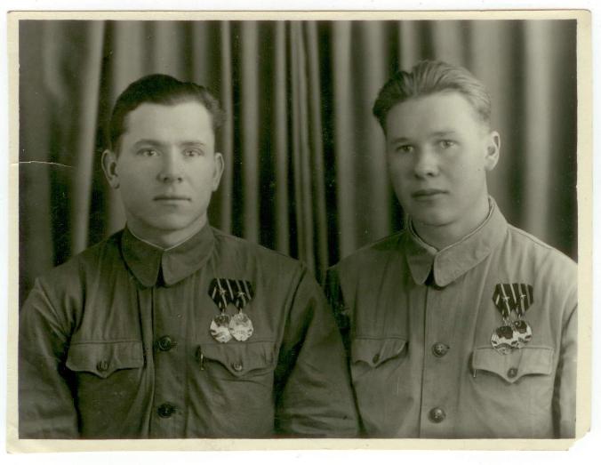 Парни с медалями Китайско-советская дружба