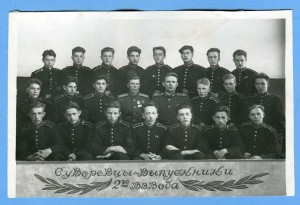 Суворовцы-выпускники с курсовыми офицерами.