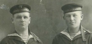 Два товарища-моряка ЧФ. Надписи на бескозырках. 1935 г.