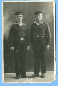 Два товарища-моряка ЧФ. Надписи на бескозырках. 1935 г.