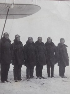 Спец.. 10 летчиков у самолета на лыжах 40-вые