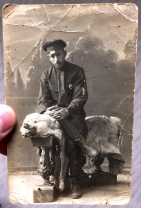 Пожарник со знаком и нашивкой. 20-ые годы