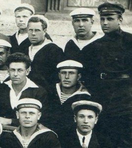 Группа моряков. Разные надписи на бескозырках. Штаты.