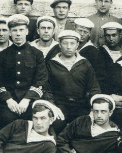 Группа моряков. Разные надписи на бескозырках. Штаты.