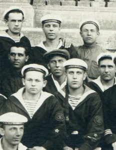 Группа моряков. Разные надписи на бескозырках. Штаты.