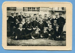 Группа моряков. Разные надписи на бескозырках. Штаты.