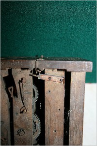 Часовой механизм и деталь механизма