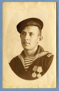 Морячок с медалями ЗБЗ и Отвагой.