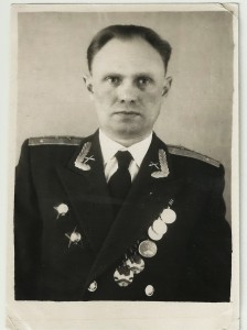 Офицер с  2-я Китайскими Медалями.