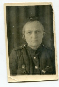 Женщина с знаком Ударнику Сталинского Призыва