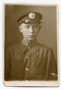 Военный летчик с знаком