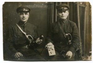 Красноармейцы с шашками и телефоном