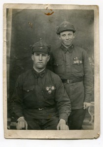 Красноармейцы  -артиллеристы с знаками