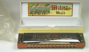 Немецкие губные гармошки в футлярах