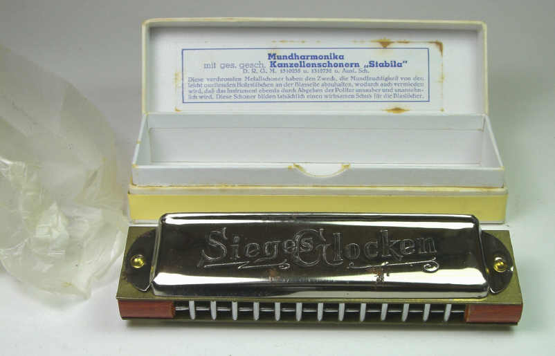 Немецкие губные гармошки в футлярах