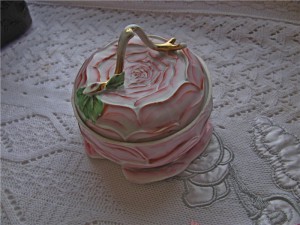 царский фарфор и стекло (для чая банка, сахарница и статуэтк
