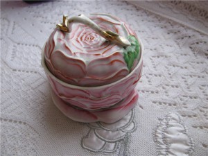 царский фарфор и стекло (для чая банка, сахарница и статуэтк