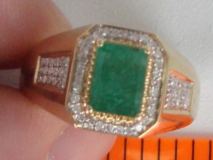 кольцо мужское с изумрудом и бриллиантами