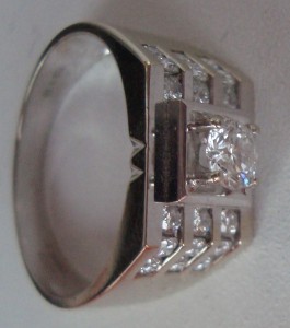 Золотое кольцо с бриллиантами мужское 750 проба