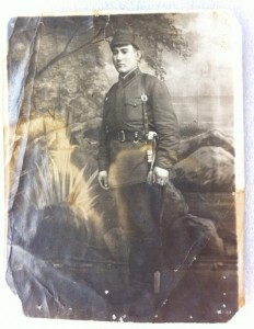 Две фото в военной форме.