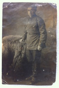 Две фото в военной форме.