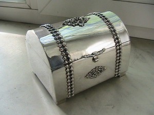 Шкатулка - сундук.