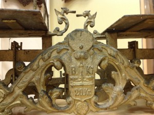 Весы с гербами Варшавы